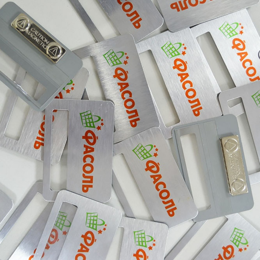 печать бейджей металл