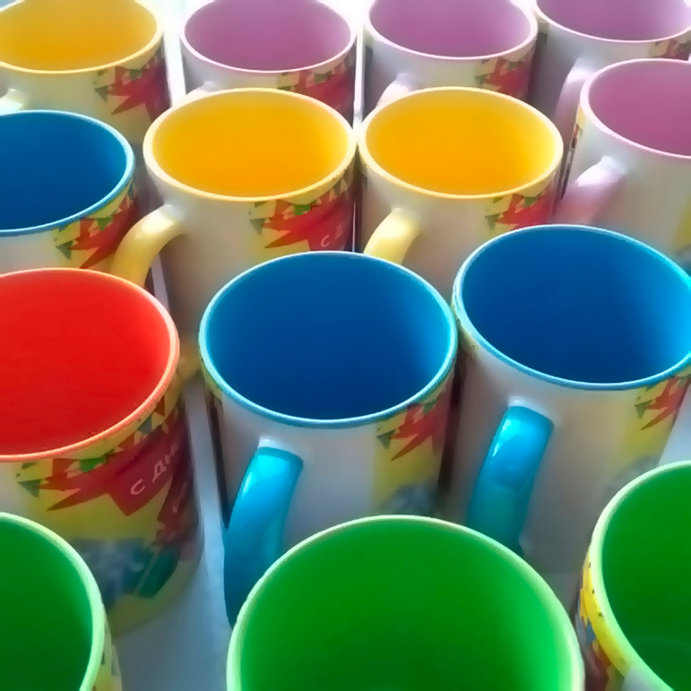 Кружка со цветными дном и ручкой