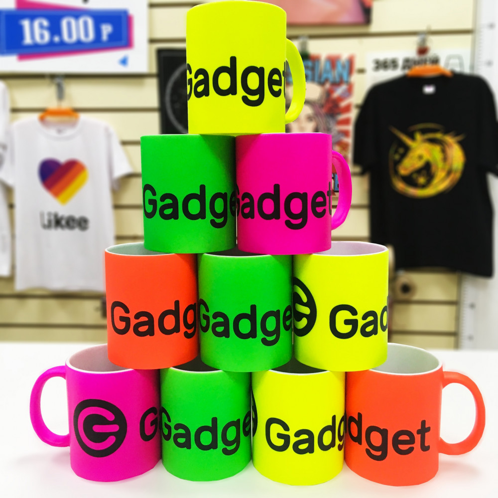 печать надписей на неоновых кружках