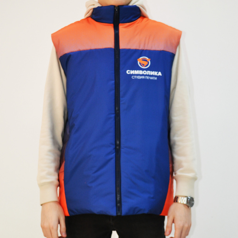 Утепленный жилет с печатью
