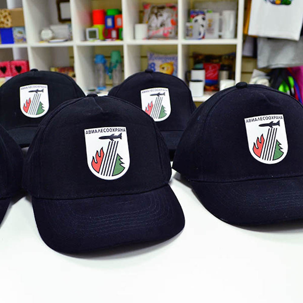 печать логотипа на бейсболке