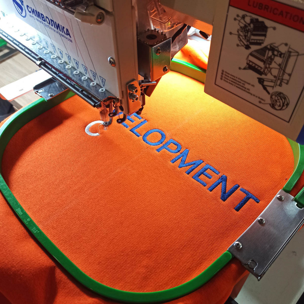 Вышивка текста на толстовках