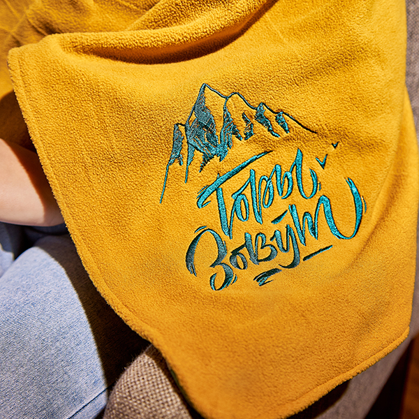 Жёлтый плед с логотипом