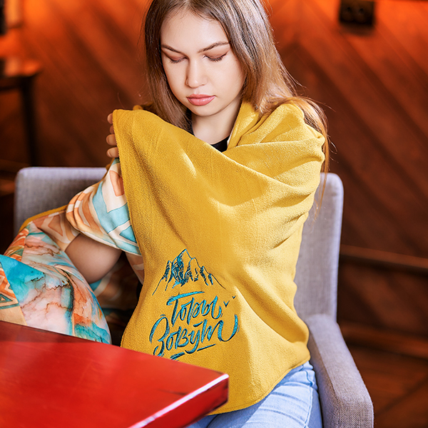 плед с вышивкой