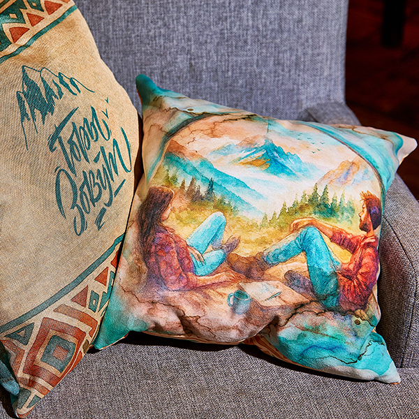 фирменная подушка мерч